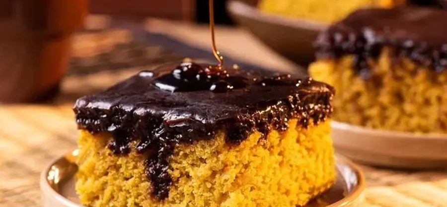 Bolo de cenoura com calda de chocolate sem açúcar